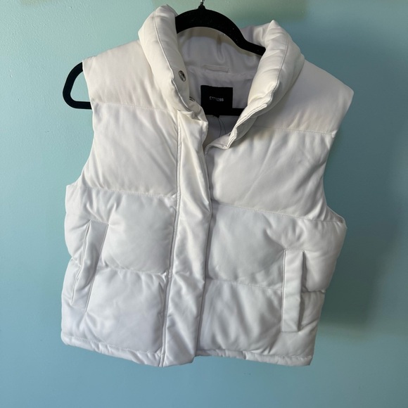 Express NWT White Collared Puffer Faux Leather Vest With Pockets Size Medium - Picture 1 of 8
